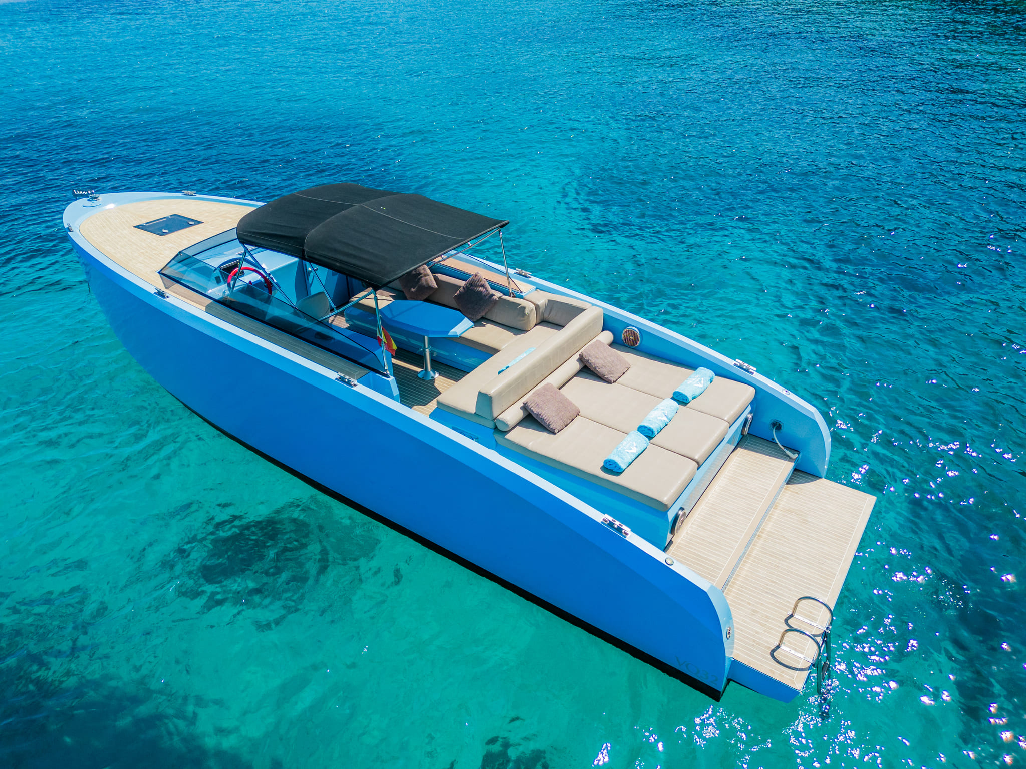 Port view of Vanquish VQ32 Maliblue - Yacht in Ibiza