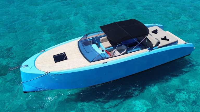 Bow of Vanquish VQ32 Maliblue - Yacht in Ibiza