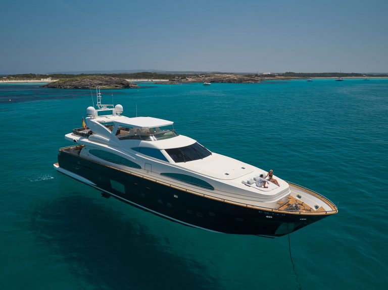 Starboard view of Astondoa 102 GLX Kirios - Superyacht in Ibiza