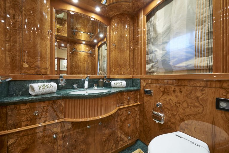 Bathroom of Astondoa 102 GLX Kirios - Superyacht in Ibiza