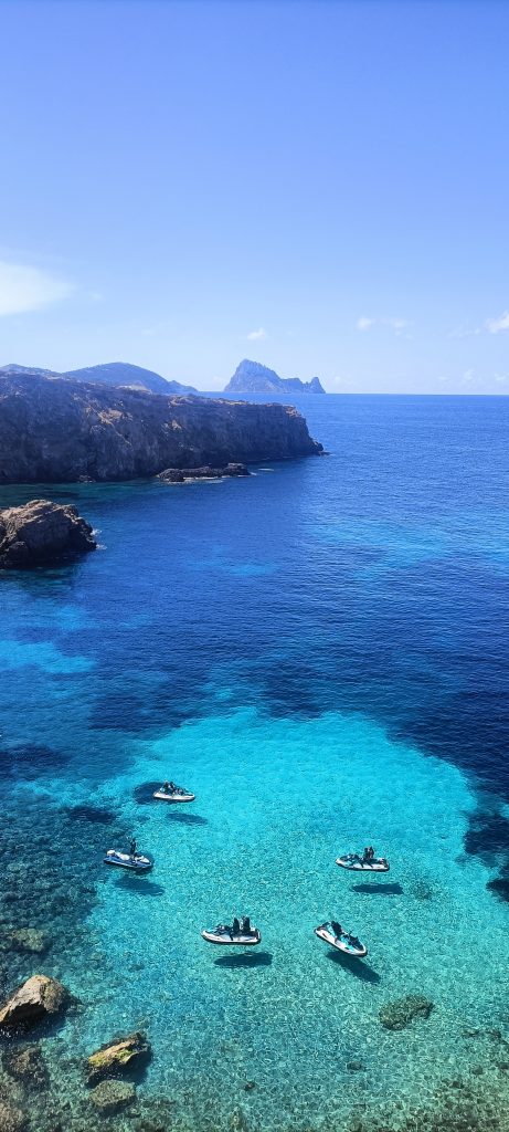 Alquilar barco en Ibiza y Formentera y visitar rincones insólitos.