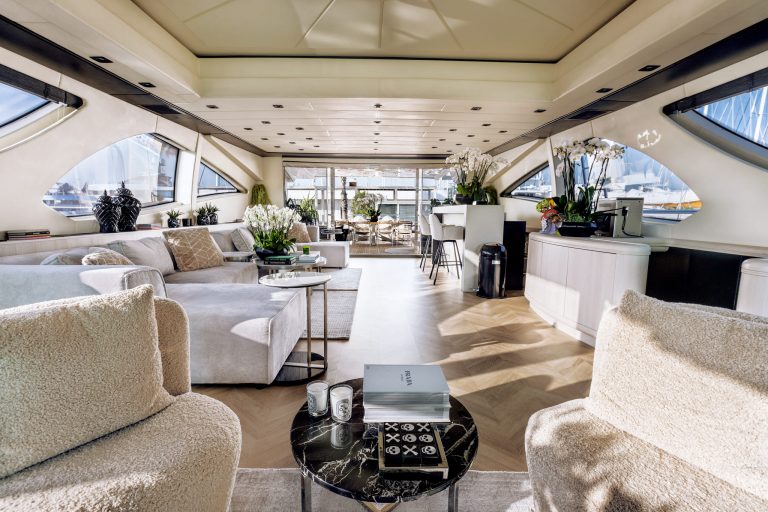Lounge 2 of Mangusta 130 Mrs Grey - Superyacht in Ibiza