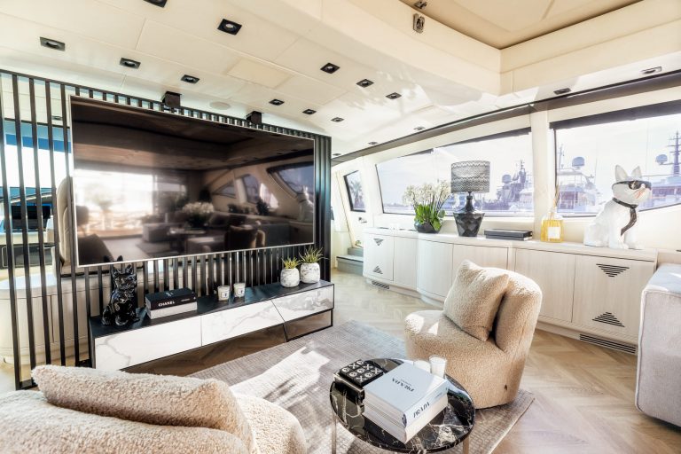 Lounge 3 of Mangusta 130 Mrs Grey - Superyacht in Ibiza