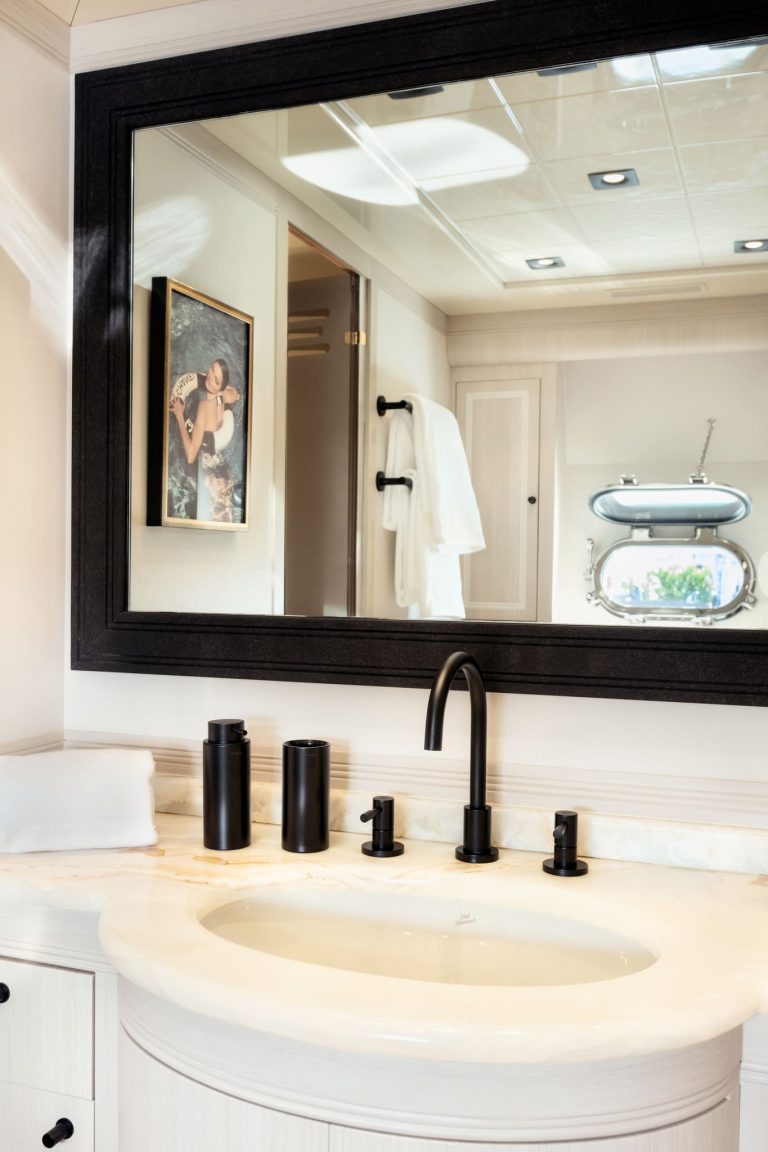 Bathroom of Mangusta 130 Mrs Grey - Superyacht in Ibiza