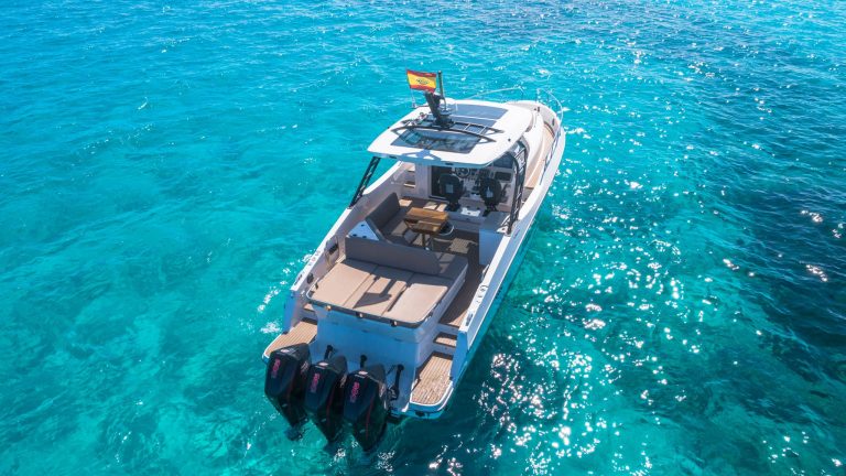Stern of Oryx 379 Orix - Yacht in Ibiza