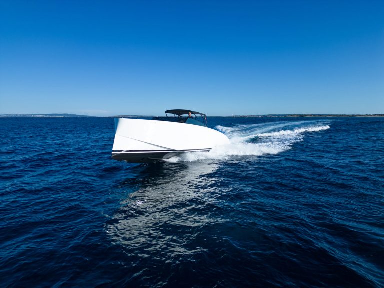 Bow of Vanquish VQ43 Tequila - Yacht in Ibiza