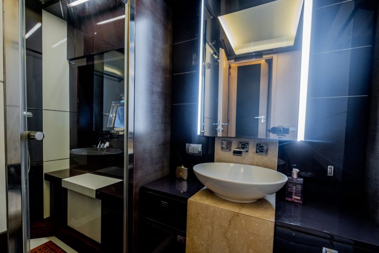 Bathroom of Baia Italia 70 Chilli - Yacht in Ibiza