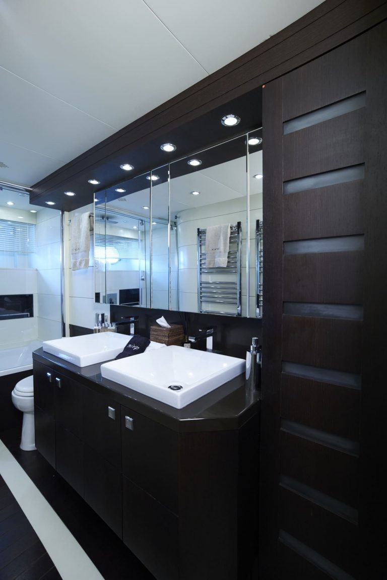 Bathroom of Maiora 99 Lady KC - Superyacht in Ibiza