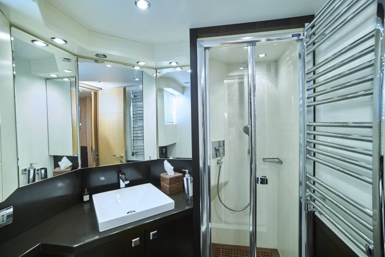 Bathroom 4 of Maiora 99 Lady KC - Superyacht in Ibiza