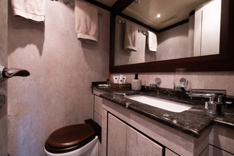 Bathroom 2 of Mangusta 92 Drift - Superyacht in Ibiza