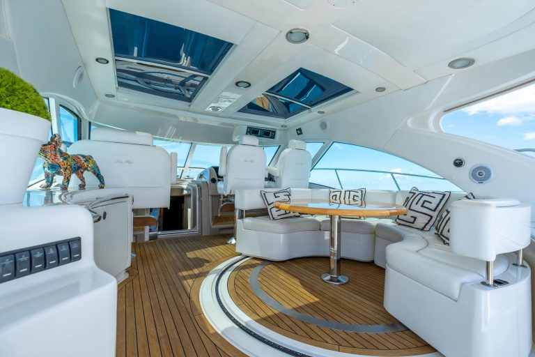 Deck of Sea Ray 55 Sundancer Il consigliere - Yacht in Ibiza