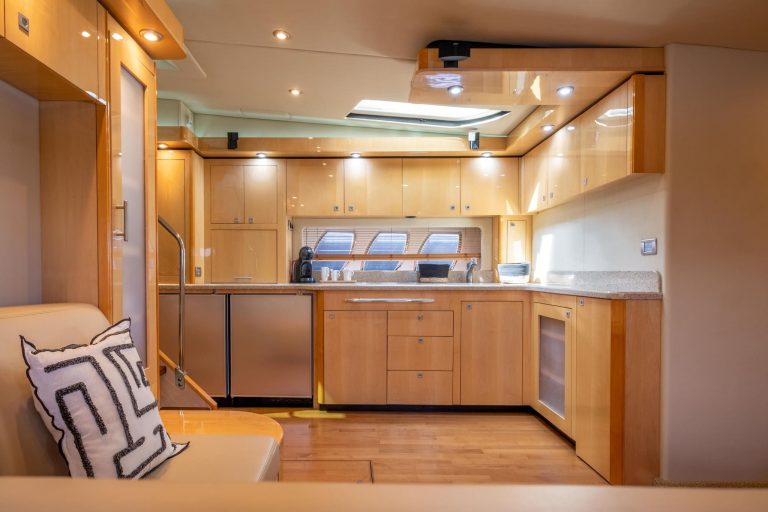 Kitchen of Sea Ray 55 Sundancer Il consigliere - Yacht in Ibiza