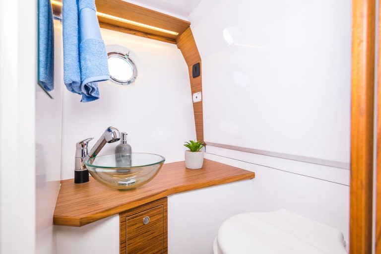 Bathroom of Alfastreet Marine 28 Sanfil - Motorboat in Ibiza
