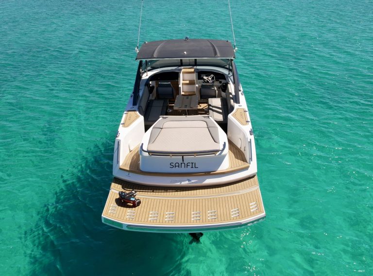 Stern of Alfastreet Marine 28 Sanfil - Motorboat in Ibiza