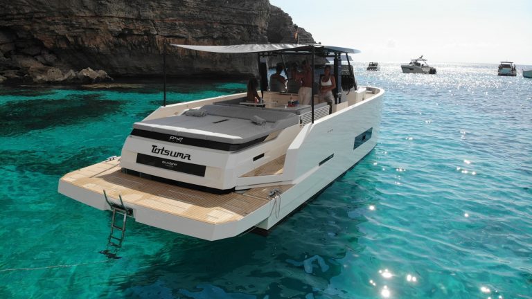 Stern of De Antonio D42 Tot suma - Yacht in Ibiza