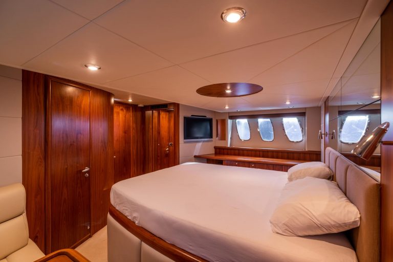 Cabin 2 of Sunseeker Predator 62 Shadow - Yacht in Ibiza