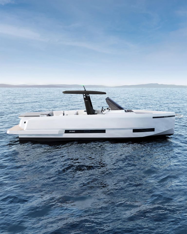 Starboard view of De Antonio D32 Toretto - Yacht in Ibiza