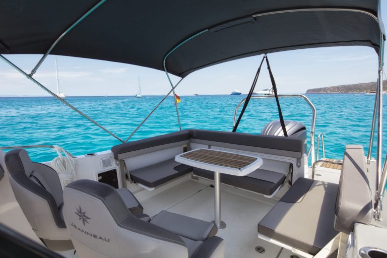 Stern table of Jeanneau Cap Camarat 7,5 Jarana - Motorboat in Ibiza