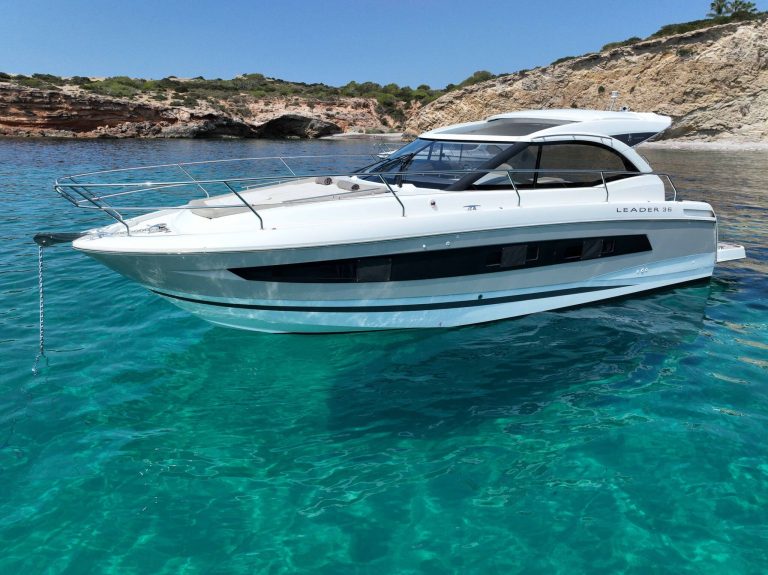 Bow sundeck of Jeanneau 36 Fini III - Motorboat in Ibiza