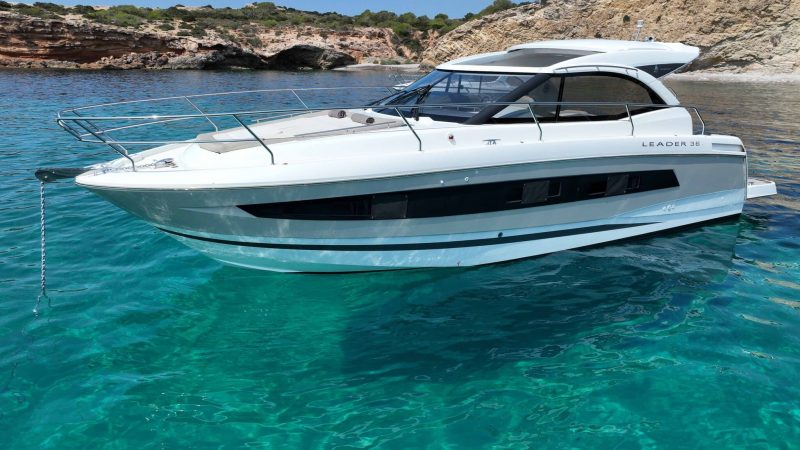 Bow sundeck of Jeanneau 36 Fini III - Motorboat in Ibiza