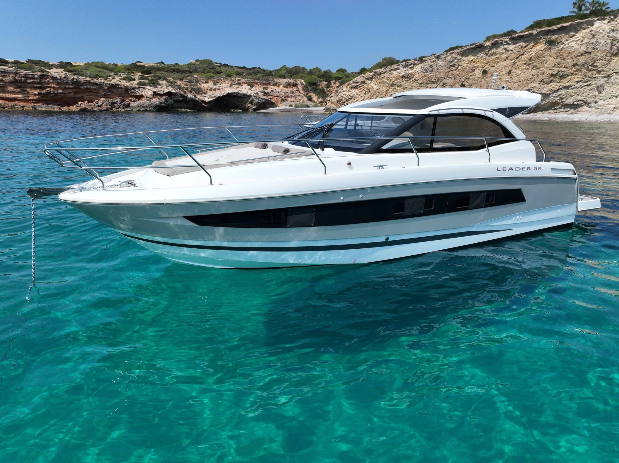 Bow sundeck of Jeanneau 36 Fini III - Motorboat in Ibiza