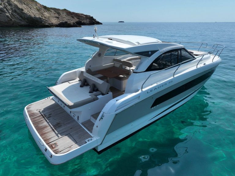 Stern of Jeanneau 36 Fini III - Motorboat in Ibiza