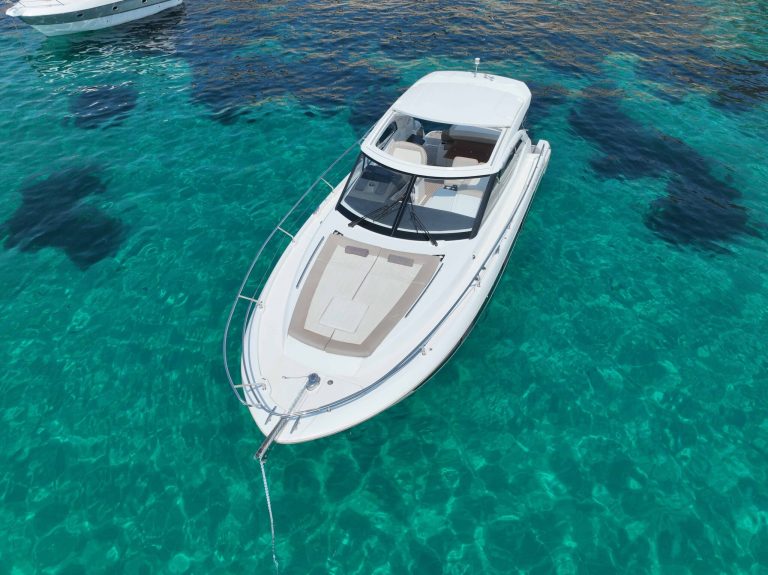 Bow of Jeanneau 36 Fini III - Motorboat in Ibiza