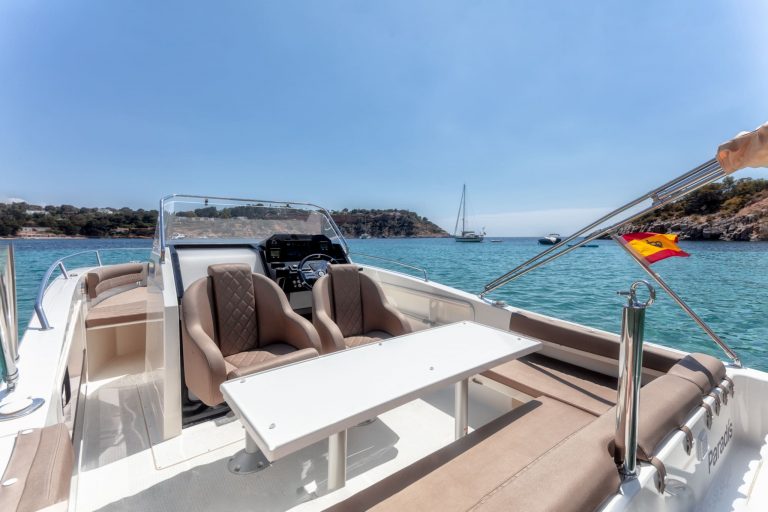 Stern table of Pacific Craft 750 Paradis - Motorboat in Ibiza