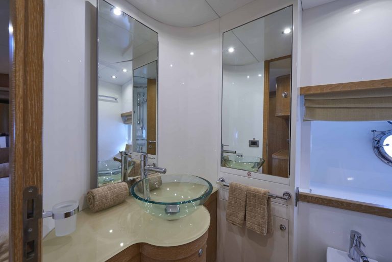 Bathroom 2 of Alfamarine 78 Nina - Yacht in Ibiza