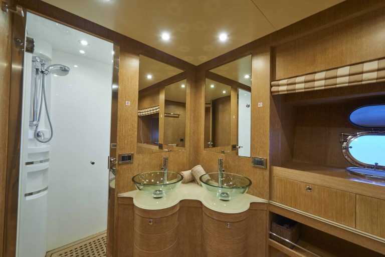 Bathroom of Alfamarine 78 Nina - Yacht in Ibiza