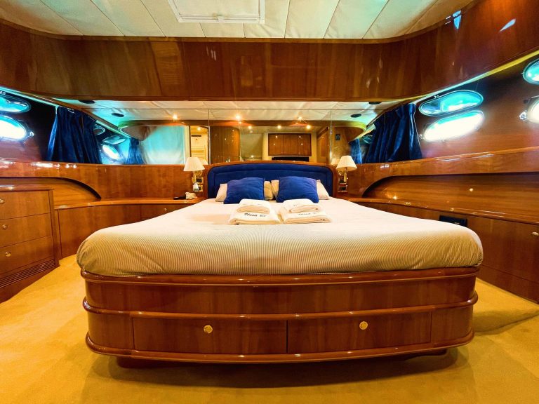 Cabin of Couach 98 Usoa Bi - Superyacht in Ibiza