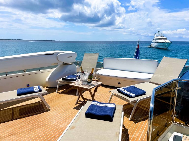 Fly bridge 2 of Couach 98 Usoa Bi - Superyacht in Ibiza