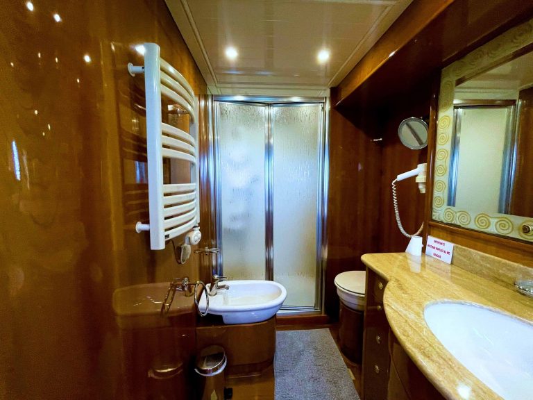 Bathroom of Couach 98 Usoa Bi - Superyacht in Ibiza