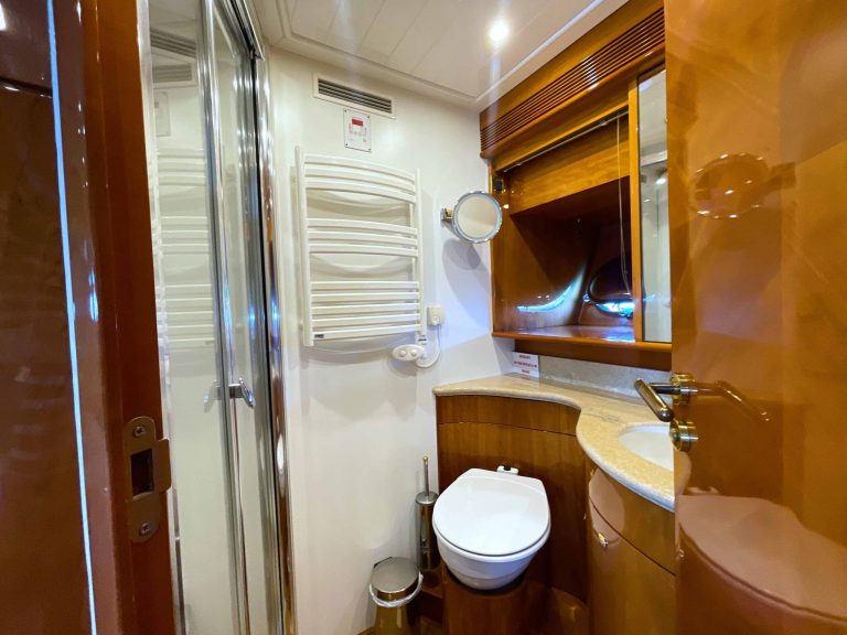 Bathroom 2 of Couach 98 Usoa Bi - Superyacht in Ibiza