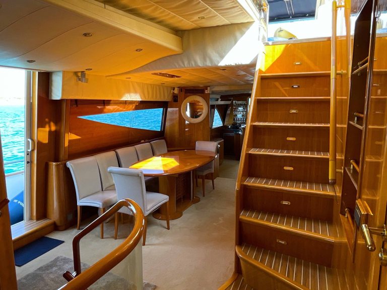 Lounge of Couach 98 Usoa Bi - Superyacht in Ibiza