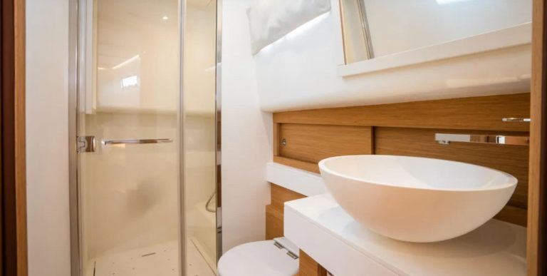 Bathroom of Pardo 50 Mimi - Yacht in Ibiza