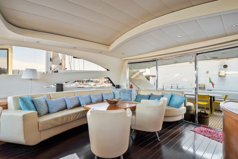 Lounge of Pershing 76 Lady R - Yacht in Ibiza