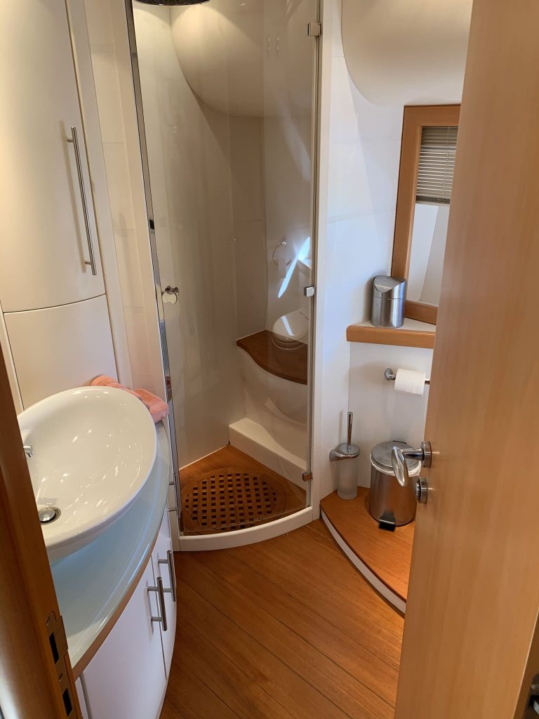 Bathroom of Pershing 76 Lady R - Yacht in Ibiza