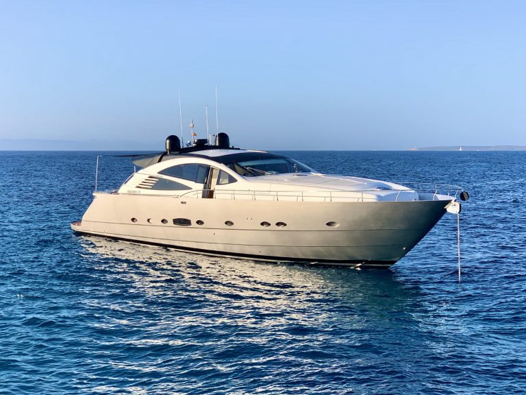 Starboard view of Pershing 76 Lady R - Yacht in Ibiza