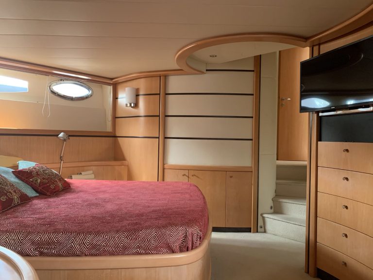 Cabin of Pershing 76 Lady R - Yacht in Ibiza