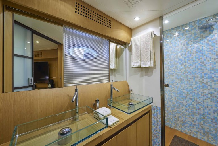 Bathroom 2 of Pershing 90 Danzas - Superyacht in Ibiza