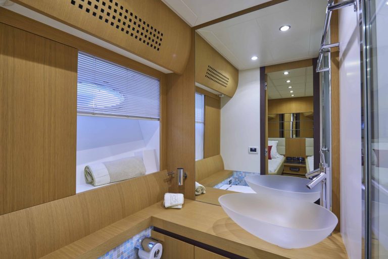 Bathroom of Pershing 90 Danzas - Superyacht in Ibiza
