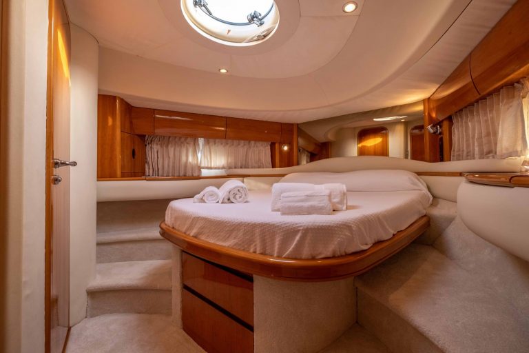 Cabin of Princess V65 Creta - Yacht in Ibiza