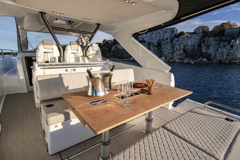 Stern table of Jeanneau Db37 Baila - Motorboat in Ibiza