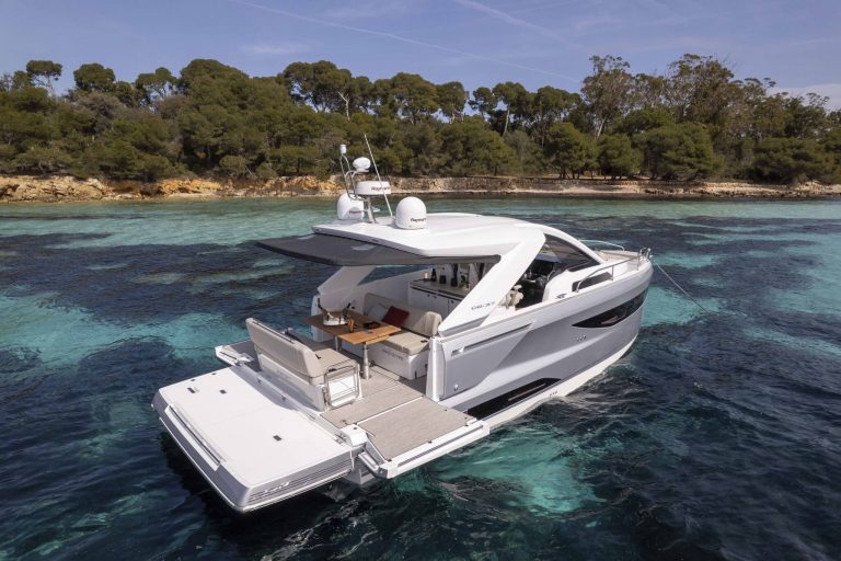 Platform of Jeanneau Db37 Baila - Motorboat in Ibiza