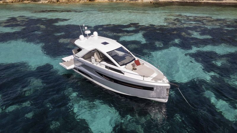 Starboard view of Jeanneau Db37 Baila - Motorboat in Ibiza