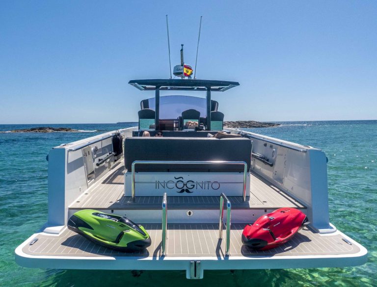 Stern of Fjord 40 Incógnito - Yacht in Ibiza