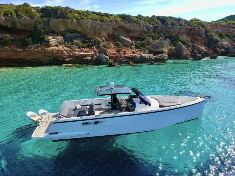 Starboard view of Fjord 40 Incógnito - Yacht in Ibiza