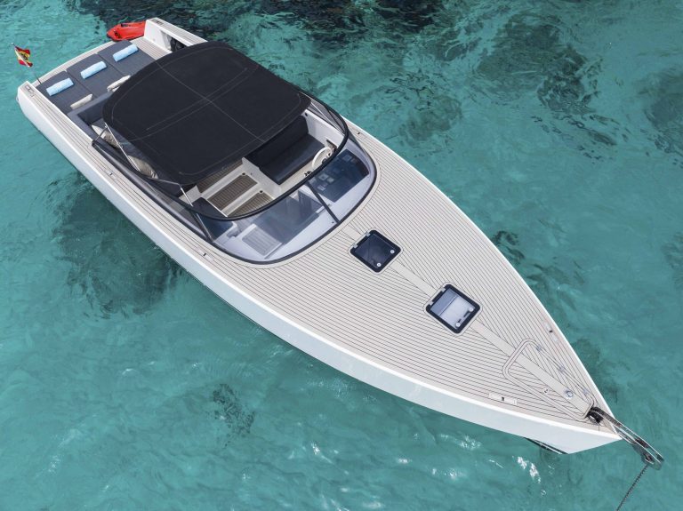 Bow of Van Dutch 40 Wolfman - Yacht in Ibiza