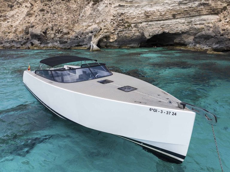 Bow 2 of Van Dutch 40 Wolfman - Yacht in Ibiza